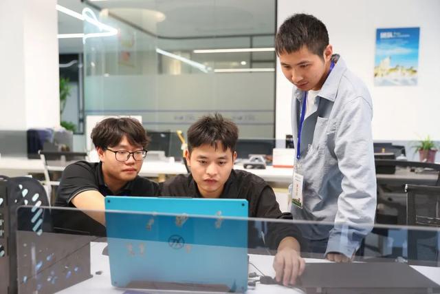 走進(jìn)上海弘卓網(wǎng)絡(luò)科技 揭秘信息技術(shù)咨詢服務(wù)背后的最美生產(chǎn)線